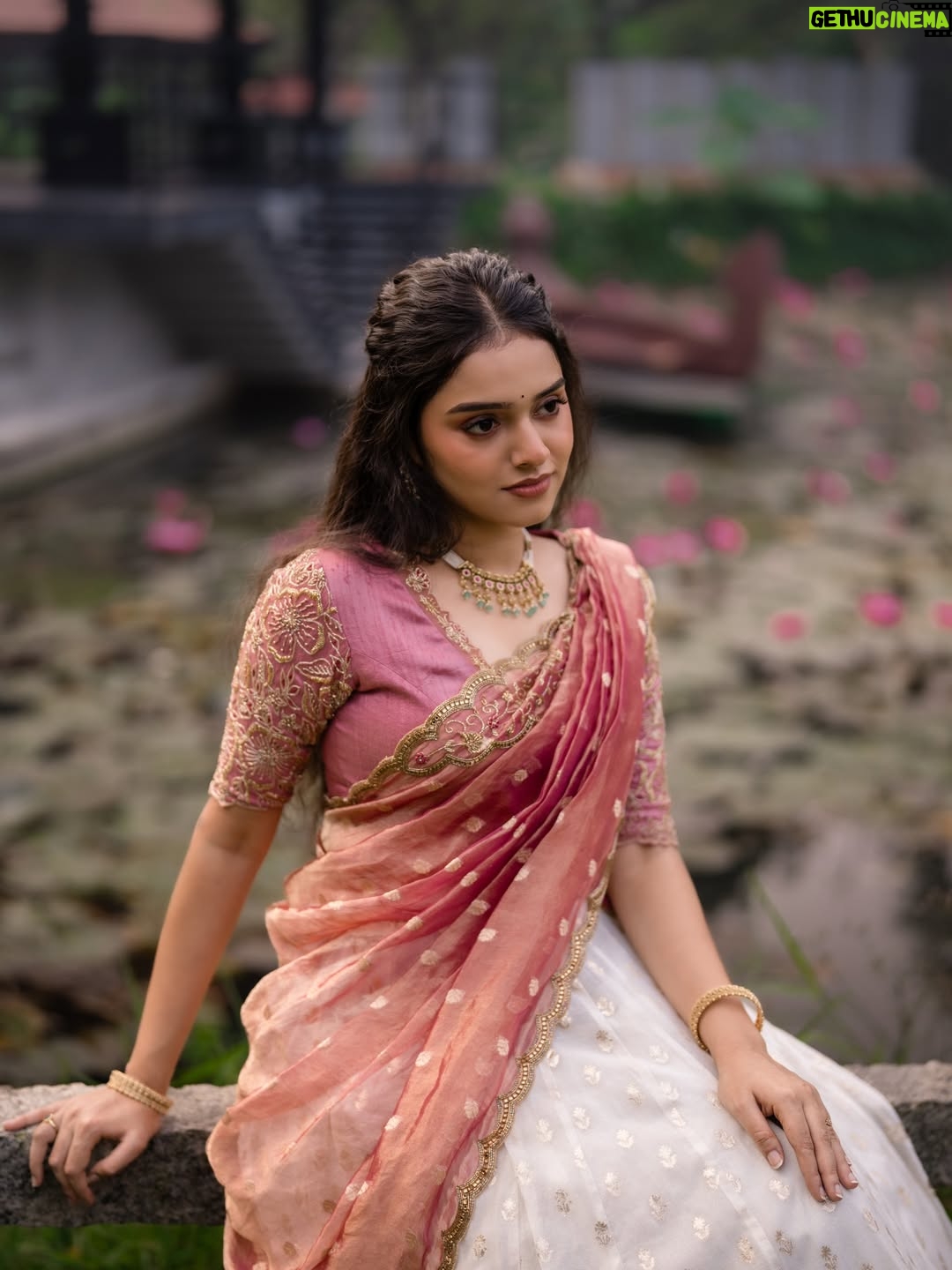 Akshatha Ajit - 121K Likes - 🌸💕
P.C @karthikha_photography 
MUA @ratnamakeupartist 
Outfit @zenoraofficial_ 
Hairstylist @nishi_hairstylist_drapist 
Location @sppgardens