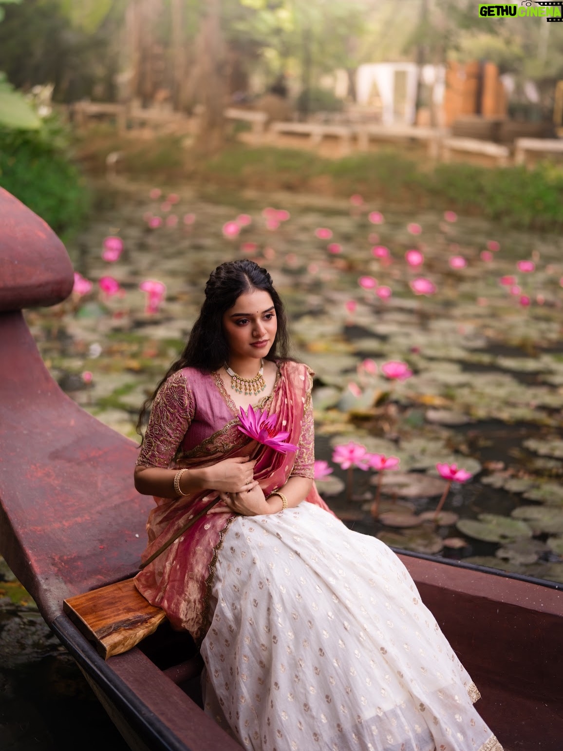 Akshatha Ajit - 121K Likes - 🌸💕
P.C @karthikha_photography 
MUA @ratnamakeupartist 
Outfit @zenoraofficial_ 
Hairstylist @nishi_hairstylist_drapist 
Location @sppgardens