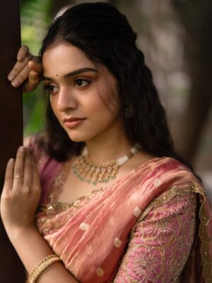 Akshatha Ajit Instagram - 🌸💕
P.C @karthikha_photography 
MUA @ratnamakeupartist 
Outfit @zenoraofficial_ 
Hairstylist @nishi_hairstylist_drapist 
Location @sppgardens