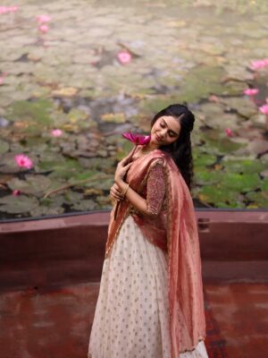 Akshatha Ajit Instagram - 🌸💕
P.C @karthikha_photography 
MUA @ratnamakeupartist 
Outfit @zenoraofficial_ 
Hairstylist @nishi_hairstylist_drapist 
Location @sppgardens
