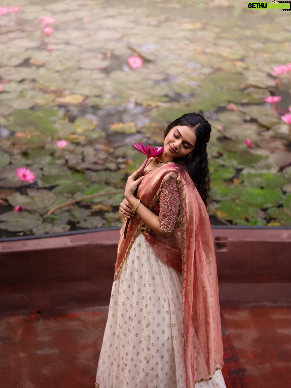Akshatha Ajit - 121K Likes - 🌸💕
P.C @karthikha_photography 
MUA @ratnamakeupartist 
Outfit @zenoraofficial_ 
Hairstylist @nishi_hairstylist_drapist 
Location @sppgardens