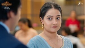 Akshita Mudgal Instagram - Radhika ko Aditya aur Niya ke saath dekhkar Vandana ko dikh rahi hai jo sukhi parivaar ki tasveer kya woh kabhi badlegi haqeeqat mein?
Dekhiye #LakshmiNiwas har roz, raat 8 baje, sirf #ZeeTV par.
#Aditya #Radhika #Vandana #LNEpisodic #AapkaApnaZeeTV
@akshitamudgal @mahajani.gashmeer @gurdippunjj
