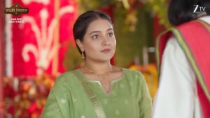Akshita Mudgal Instagram - Apne Mata-Pita ki khushi ke liye sab kuch karti hai, Radhika sirf ghar par hi nahi office mein bhi apni zimmedaariyaan nibhaati hai.
Dekhiye #LakshmiNiwas har roz, raat 8 baje, sirf #ZeeTV par.
#Radhika #ZeeTVReels #AapkaApnaZeeTV
@akshitamudgal