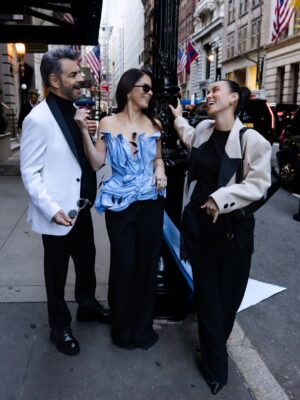 Alessandra Rosaldo Instagram - New York my love 🗽🩵 Y bueno, tú también @ederbez 

Fashion Styling & Creative Direction @marmolviejo 
Hair & Makeup @goodlookusa 
Photos @pablo_barajas 
Mi look @raquelorozcog 
Accesorios @unode50 
Look Eugenio @serenodelsordo 
Fashion Styling Assistant @stylegonzalezcom