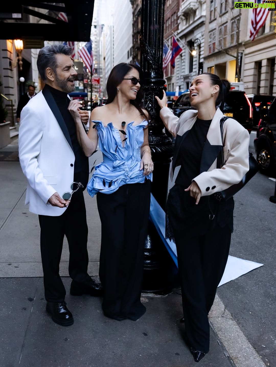 Alessandra Rosaldo - 322.5K Likes - New York my love 🗽🩵 Y bueno, tú también @ederbez 

Fashion Styling & Creative Direction @marmolviejo 
Hair & Makeup @goodlookusa 
Photos @pablo_barajas 
Mi look @raquelorozcog 
Accesorios @unode50 
Look Eugenio @serenodelsordo 
Fashion Styling Assistant @stylegonzalezcom