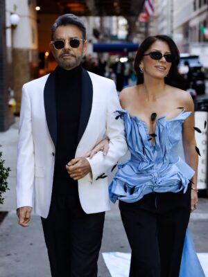 Alessandra Rosaldo Instagram - New York my love 🗽🩵 Y bueno, tú también @ederbez 

Fashion Styling & Creative Direction @marmolviejo 
Hair & Makeup @goodlookusa 
Photos @pablo_barajas 
Mi look @raquelorozcog 
Accesorios @unode50 
Look Eugenio @serenodelsordo 
Fashion Styling Assistant @stylegonzalezcom