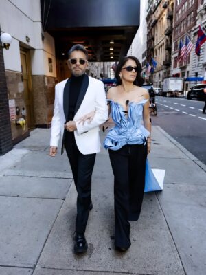 Alessandra Rosaldo Instagram - New York my love 🗽🩵 Y bueno, tú también @ederbez 

Fashion Styling & Creative Direction @marmolviejo 
Hair & Makeup @goodlookusa 
Photos @pablo_barajas 
Mi look @raquelorozcog 
Accesorios @unode50 
Look Eugenio @serenodelsordo 
Fashion Styling Assistant @stylegonzalezcom
