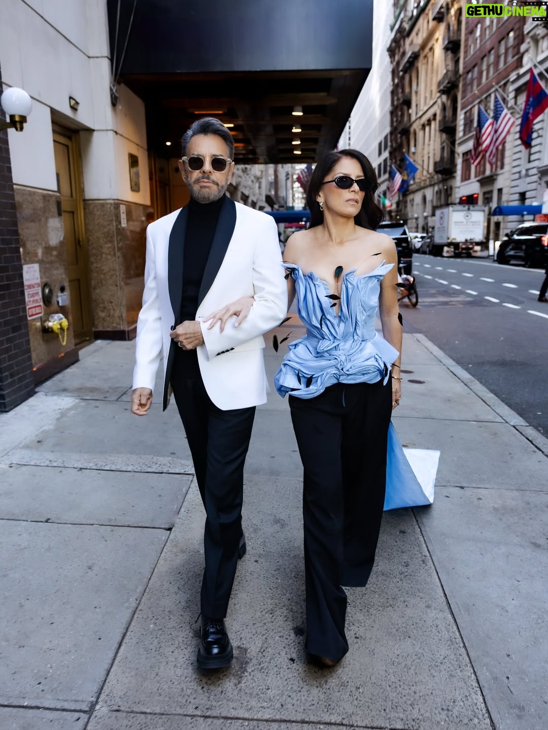 Alessandra Rosaldo - 322.5K Likes - New York my love 🗽🩵 Y bueno, tú también @ederbez 

Fashion Styling & Creative Direction @marmolviejo 
Hair & Makeup @goodlookusa 
Photos @pablo_barajas 
Mi look @raquelorozcog 
Accesorios @unode50 
Look Eugenio @serenodelsordo 
Fashion Styling Assistant @stylegonzalezcom