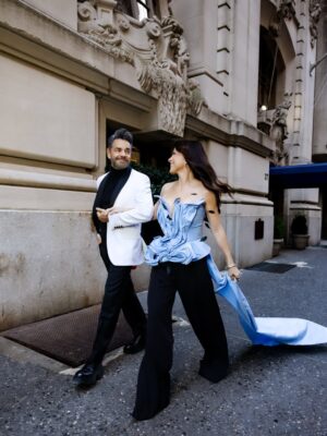 Alessandra Rosaldo Instagram - New York my love 🗽🩵 Y bueno, tú también @ederbez 

Fashion Styling & Creative Direction @marmolviejo 
Hair & Makeup @goodlookusa 
Photos @pablo_barajas 
Mi look @raquelorozcog 
Accesorios @unode50 
Look Eugenio @serenodelsordo 
Fashion Styling Assistant @stylegonzalezcom