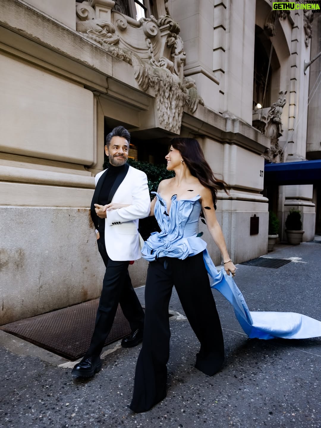 Alessandra Rosaldo - 322.5K Likes - New York my love 🗽🩵 Y bueno, tú también @ederbez 

Fashion Styling & Creative Direction @marmolviejo 
Hair & Makeup @goodlookusa 
Photos @pablo_barajas 
Mi look @raquelorozcog 
Accesorios @unode50 
Look Eugenio @serenodelsordo 
Fashion Styling Assistant @stylegonzalezcom