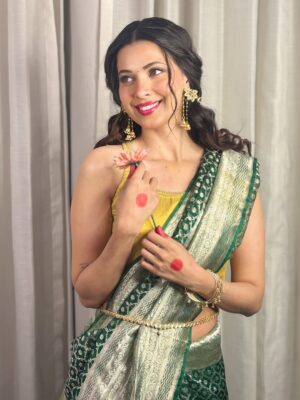 Alice Kaushik Instagram - Happy new year 🌸❣️✨ 

How I loved doing this shoot for my dost @kritika.beauty. 
You are now my new favourite make up artist 🧑‍🎨✨

Makeup & Hair @kritika.beauty ✨❤️