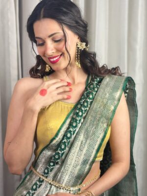 Alice Kaushik Instagram - Happy new year 🌸❣️✨ 

How I loved doing this shoot for my dost @kritika.beauty. 
You are now my new favourite make up artist 🧑‍🎨✨

Makeup & Hair @kritika.beauty ✨❤️
