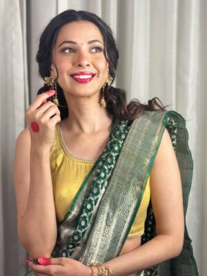 Alice Kaushik Instagram - Happy new year 🌸❣️✨ 

How I loved doing this shoot for my dost @kritika.beauty. 
You are now my new favourite make up artist 🧑‍🎨✨

Makeup & Hair @kritika.beauty ✨❤️