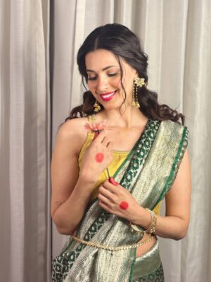 Alice Kaushik Instagram - Happy new year 🌸❣️✨ 

How I loved doing this shoot for my dost @kritika.beauty. 
You are now my new favourite make up artist 🧑‍🎨✨

Makeup & Hair @kritika.beauty ✨❤️