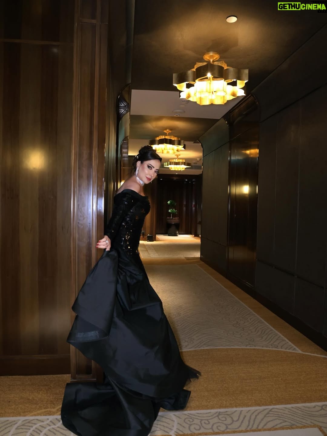 Amal Arafa - 32.4K Likes - 💎
Dress by: @creafashionofficial 
Jewellery by: @alaqili_jewelery
Makeup artists :@ariam_center
Hairstylist :@hair_style_ghinwa
Photo by: @farahphotograph 

Special thanks @bloomvision.agency
#joyawards