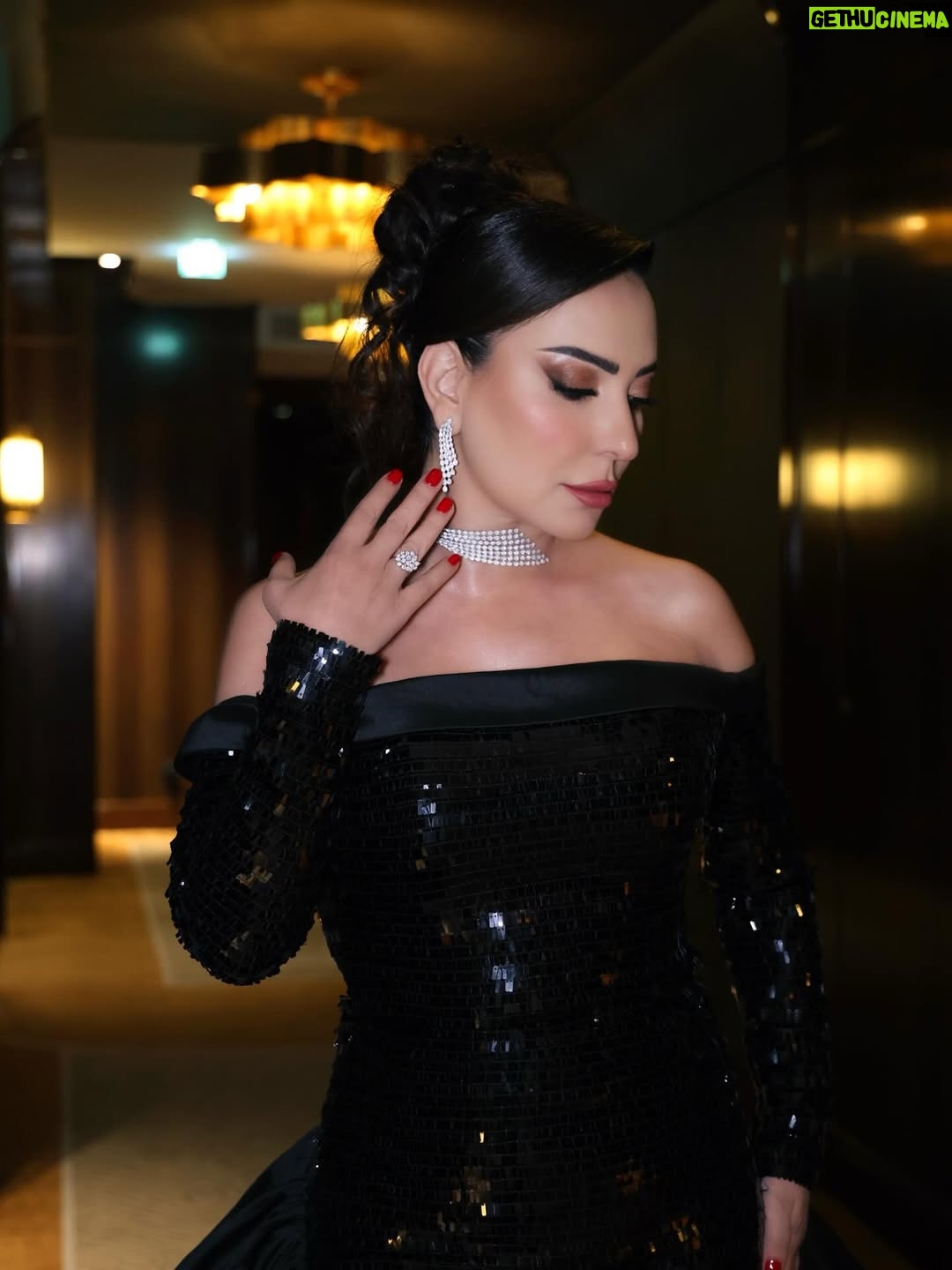 Amal Arafa - 32.4K Likes - 💎
Dress by: @creafashionofficial 
Jewellery by: @alaqili_jewelery
Makeup artists :@ariam_center
Hairstylist :@hair_style_ghinwa
Photo by: @farahphotograph 

Special thanks @bloomvision.agency
#joyawards
