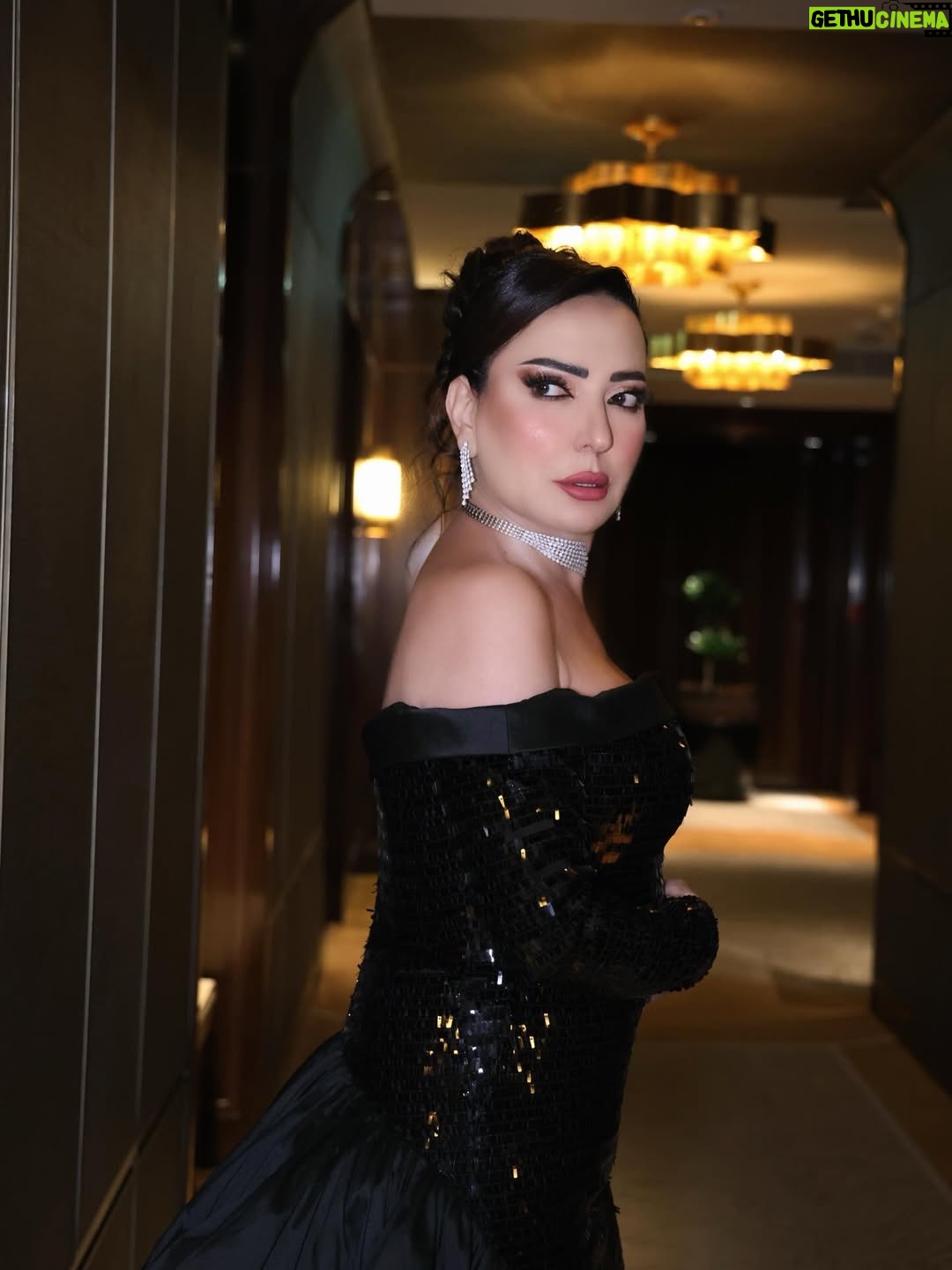 Amal Arafa - 32.4K Likes - 💎
Dress by: @creafashionofficial 
Jewellery by: @alaqili_jewelery
Makeup artists :@ariam_center
Hairstylist :@hair_style_ghinwa
Photo by: @farahphotograph 

Special thanks @bloomvision.agency
#joyawards