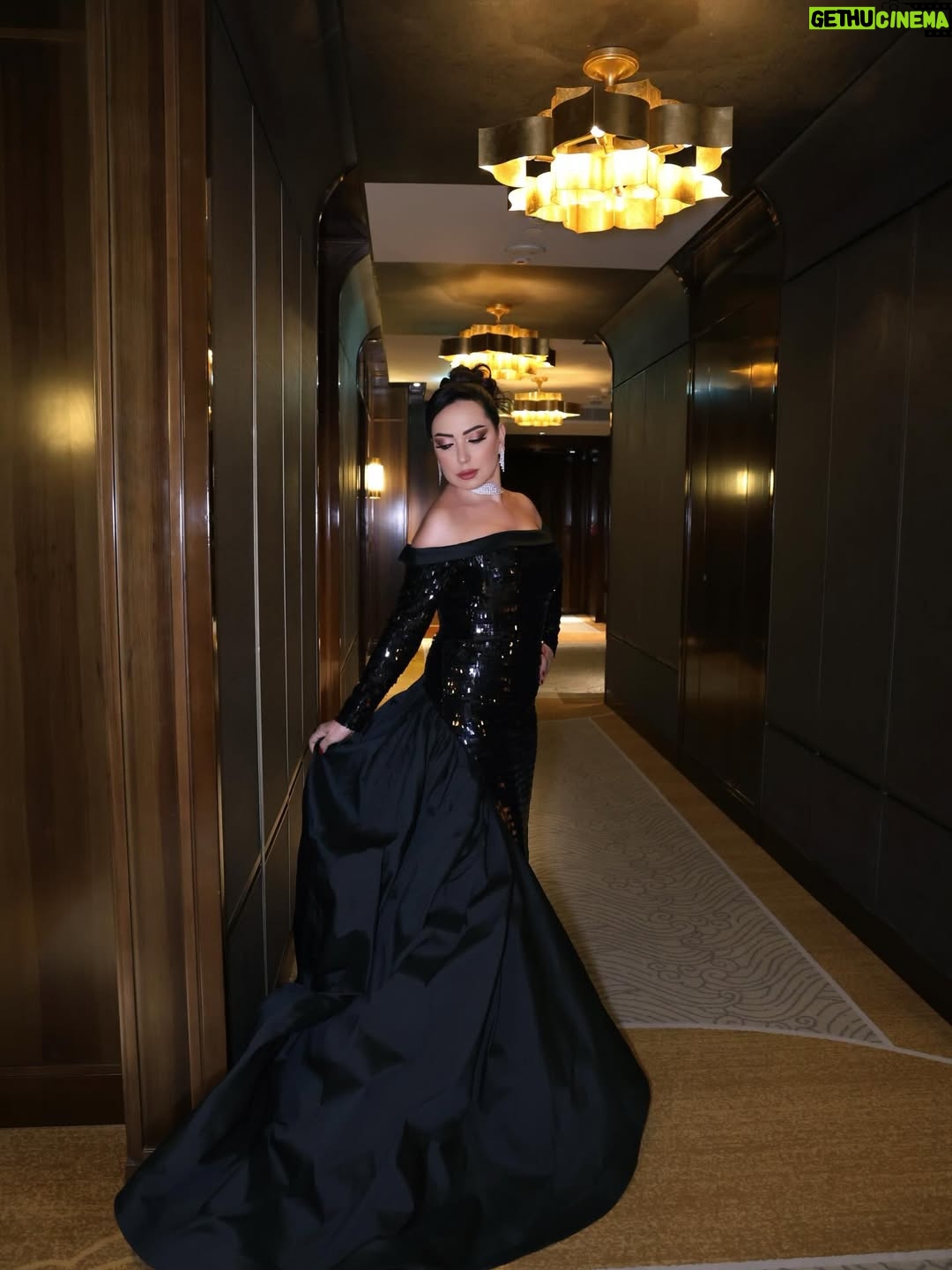 Amal Arafa - 32.4K Likes - 💎
Dress by: @creafashionofficial 
Jewellery by: @alaqili_jewelery
Makeup artists :@ariam_center
Hairstylist :@hair_style_ghinwa
Photo by: @farahphotograph 

Special thanks @bloomvision.agency
#joyawards