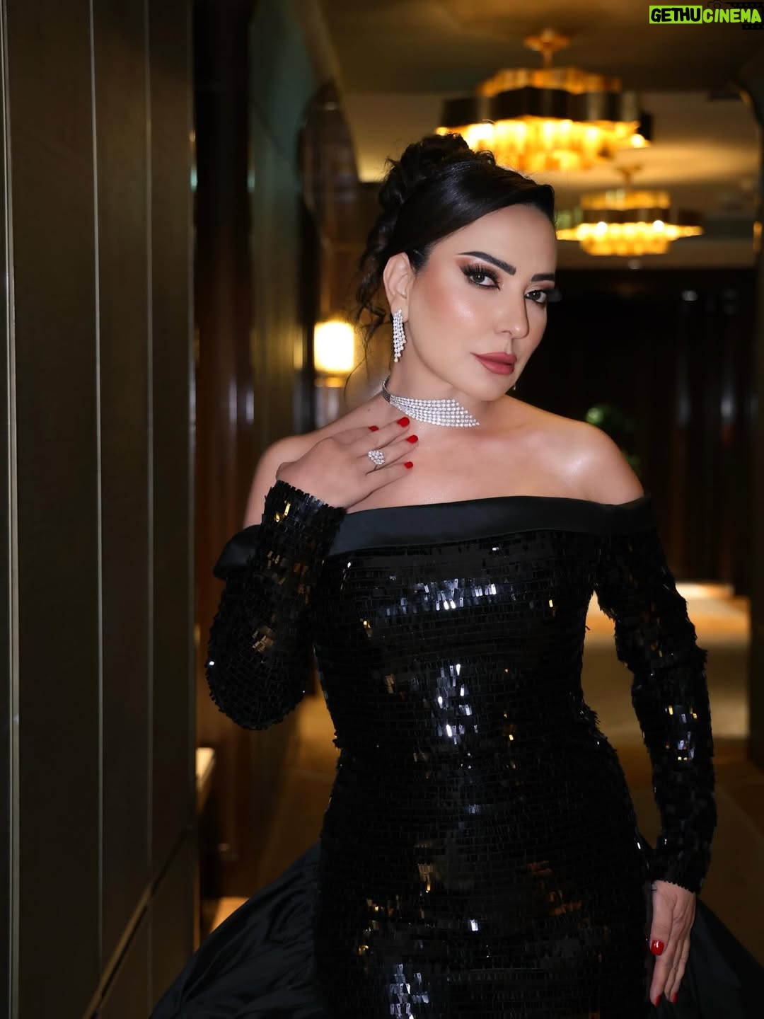 Amal Arafa - 32.4K Likes - 💎
Dress by: @creafashionofficial 
Jewellery by: @alaqili_jewelery
Makeup artists :@ariam_center
Hairstylist :@hair_style_ghinwa
Photo by: @farahphotograph 

Special thanks @bloomvision.agency
#joyawards