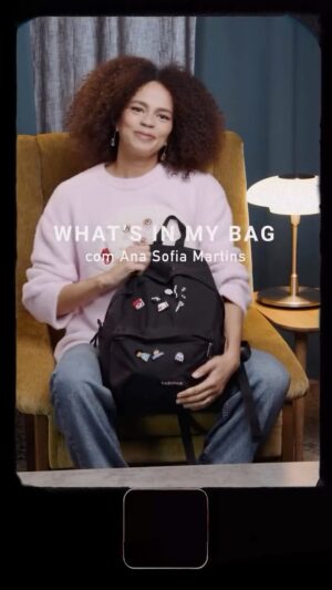 Ana Sofia Martins Instagram - What’s in my bag com Ana Sofia Martins. Entre a maternidade e a vida universitária, a atriz vive uma fase de reinvenção constante. Para acompanhar esse ritmo, escolhe uma mochila @eastpak , prática, resistente e quase nunca vazia.
-
What’s in my bag with Ana Sofia Martins. Between motherhood and university life, the actress is going through a phase of constant reinvention. To keep up with this pace, she chooses an @eastpak backpack, which is practical, durable and almost never empty.

Editor in chief: @sofia.slucas 
Talent: @miss_ana_sofia 
Video: @ismaellj @zepedro_marques 
Production: @beatrizfradoca