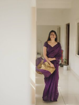 Ananthika Sanilkumar Instagram - Like a love letter written by time ✨
.
Saree : @thenmozhidesigns