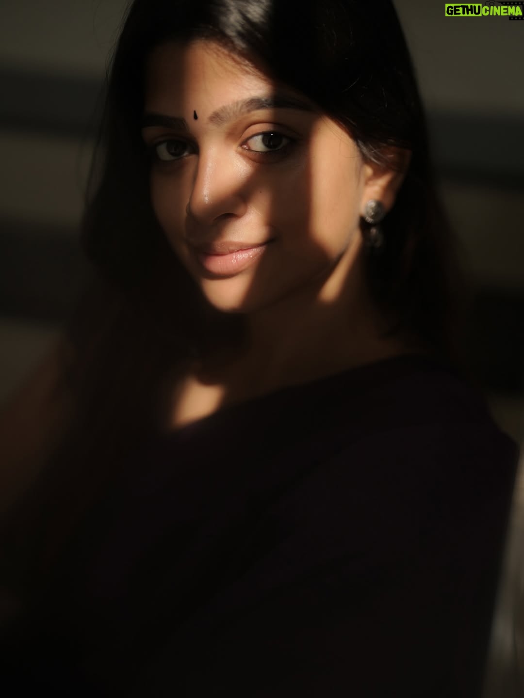 Ananthika Sanilkumar - 330.7K Likes - Like a love letter written by time ✨
.
Saree : @thenmozhidesigns