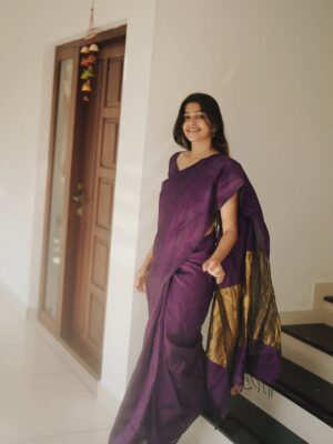 Ananthika Sanilkumar Instagram - Like a love letter written by time ✨
.
Saree : @thenmozhidesigns