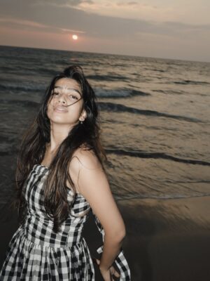 Ananthika Sanilkumar Instagram - Sunset scenes I’ll replay forever 🤍

& And sealing it with my kiss 🙂‍↔️
.
.
📸 : @athul_whiteramp