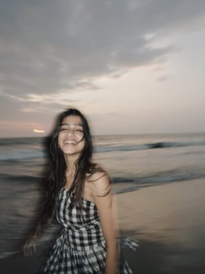 Ananthika Sanilkumar Instagram - Sunset scenes I’ll replay forever 🤍

& And sealing it with my kiss 🙂‍↔️
.
.
📸 : @athul_whiteramp