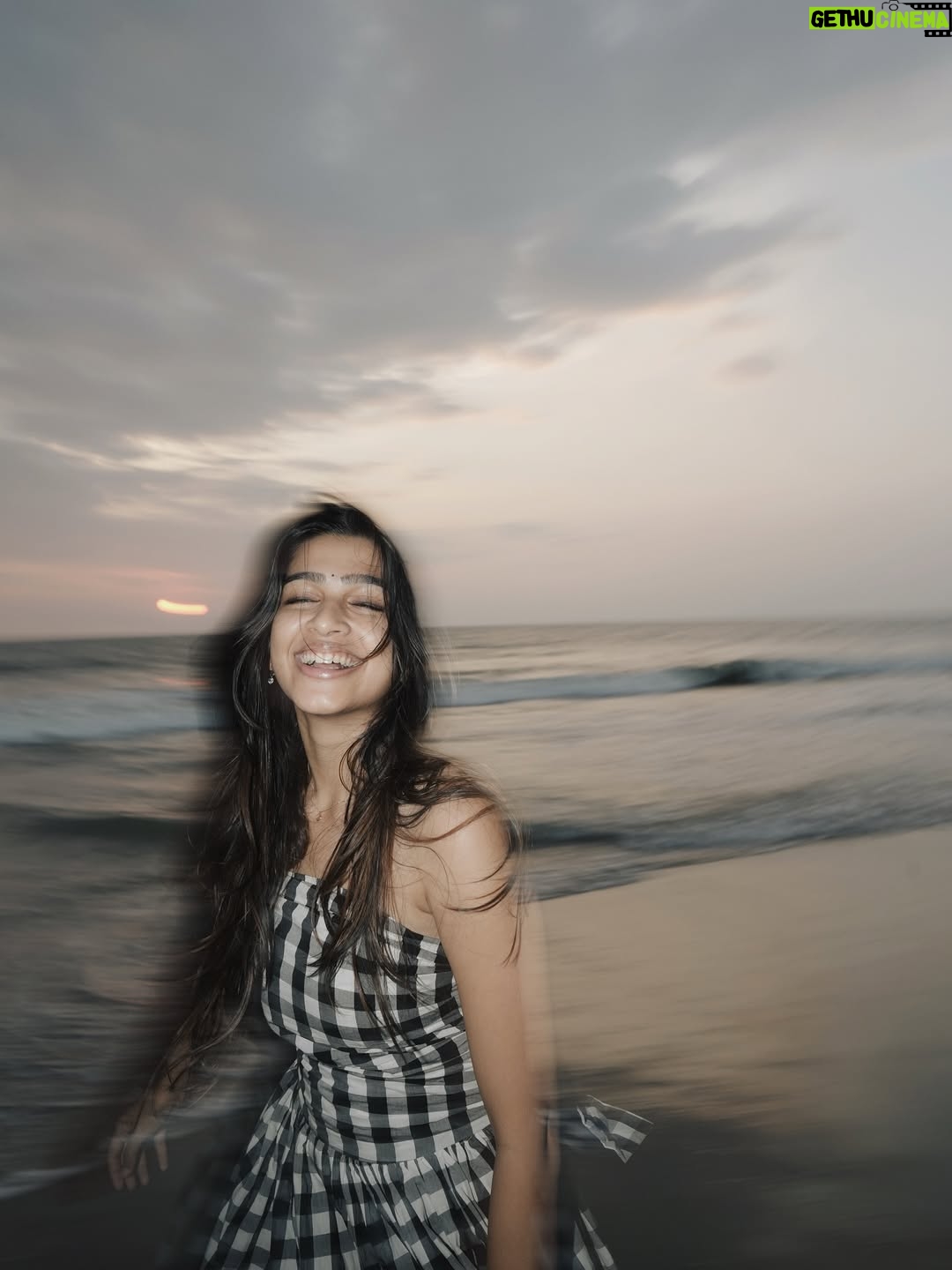 Ananthika Sanilkumar - 1.1 Million Likes - Sunset scenes I’ll replay forever 🤍

& And sealing it with my kiss 🙂‍↔️
.
.
📸 : @athul_whiteramp