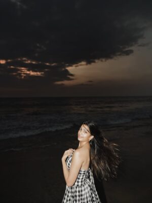 Ananthika Sanilkumar Instagram - Sunset scenes I’ll replay forever 🤍

& And sealing it with my kiss 🙂‍↔️
.
.
📸 : @athul_whiteramp