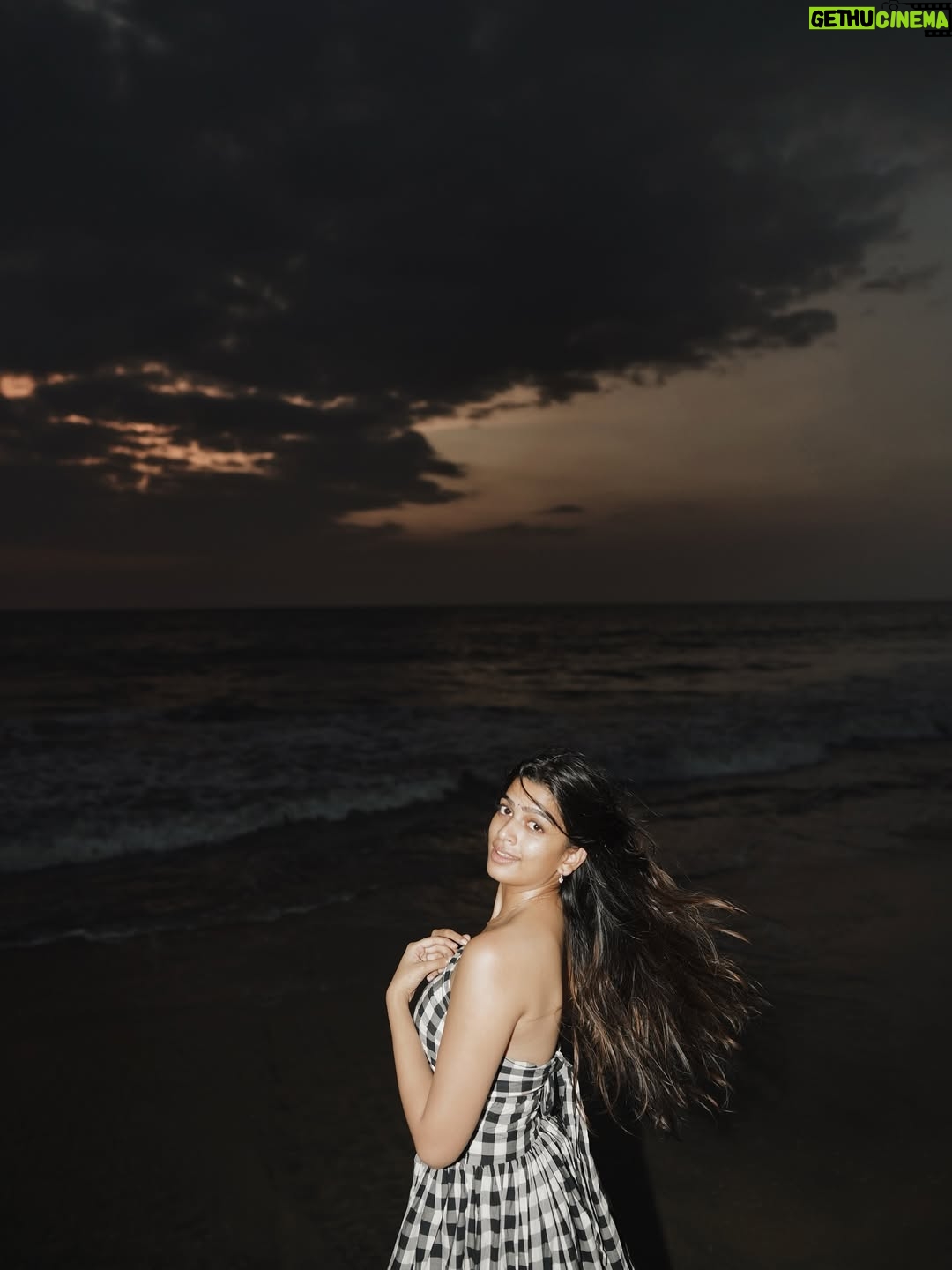 Ananthika Sanilkumar - 1.1 Million Likes - Sunset scenes I’ll replay forever 🤍

& And sealing it with my kiss 🙂‍↔️
.
.
📸 : @athul_whiteramp