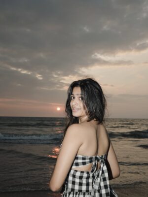 Ananthika Sanilkumar Instagram - Sunset scenes I’ll replay forever 🤍

& And sealing it with my kiss 🙂‍↔️
.
.
📸 : @athul_whiteramp