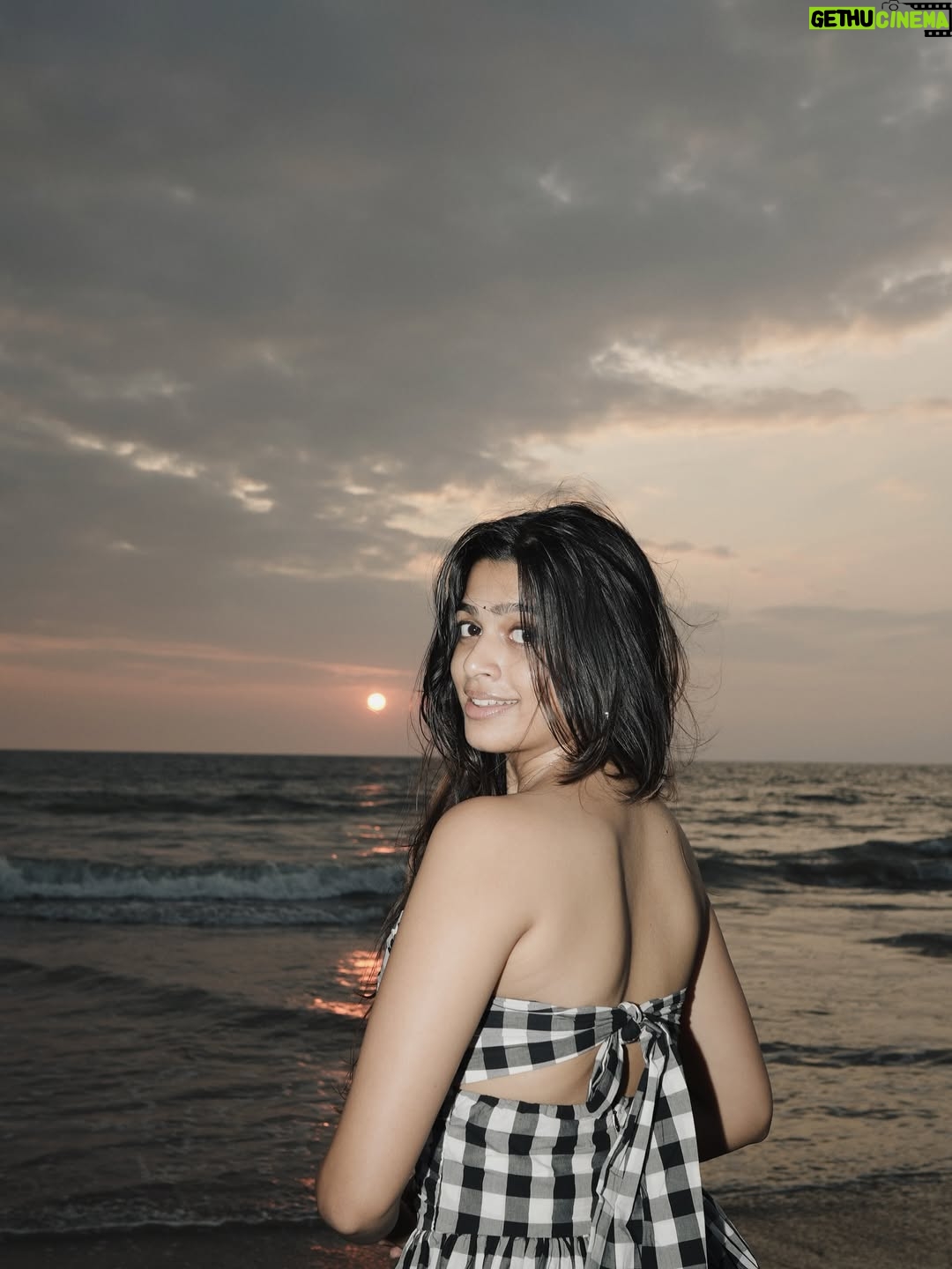 Ananthika Sanilkumar - 1.1 Million Likes - Sunset scenes I’ll replay forever 🤍

& And sealing it with my kiss 🙂‍↔️
.
.
📸 : @athul_whiteramp