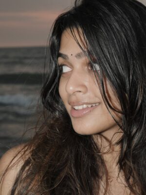 Ananthika Sanilkumar Instagram - Sunset scenes I’ll replay forever 🤍

& And sealing it with my kiss 🙂‍↔️
.
.
📸 : @athul_whiteramp