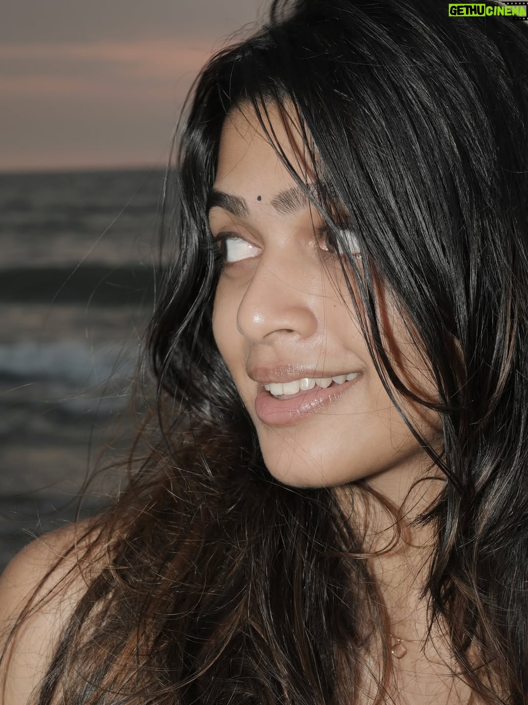 Ananthika Sanilkumar - 1.1 Million Likes - Sunset scenes I’ll replay forever 🤍

& And sealing it with my kiss 🙂‍↔️
.
.
📸 : @athul_whiteramp