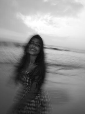 Ananthika Sanilkumar Instagram - Sunset scenes I’ll replay forever 🤍

& And sealing it with my kiss 🙂‍↔️
.
.
📸 : @athul_whiteramp