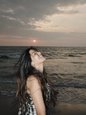 Ananthika Sanilkumar Instagram - Sunset scenes I’ll replay forever 🤍

& And sealing it with my kiss 🙂‍↔️
.
.
📸 : @athul_whiteramp