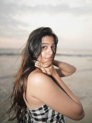 Ananthika Sanilkumar Instagram - Sunset scenes I’ll replay forever 🤍

& And sealing it with my kiss 🙂‍↔️
.
.
📸 : @athul_whiteramp