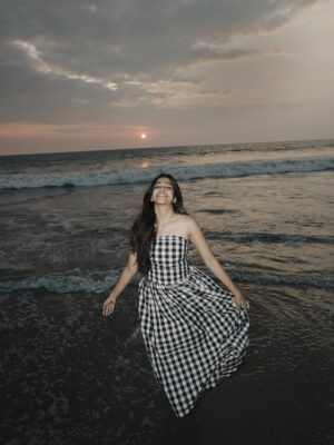 Ananthika Sanilkumar Instagram - Sunset scenes I’ll replay forever 🤍

& And sealing it with my kiss 🙂‍↔️
.
.
📸 : @athul_whiteramp