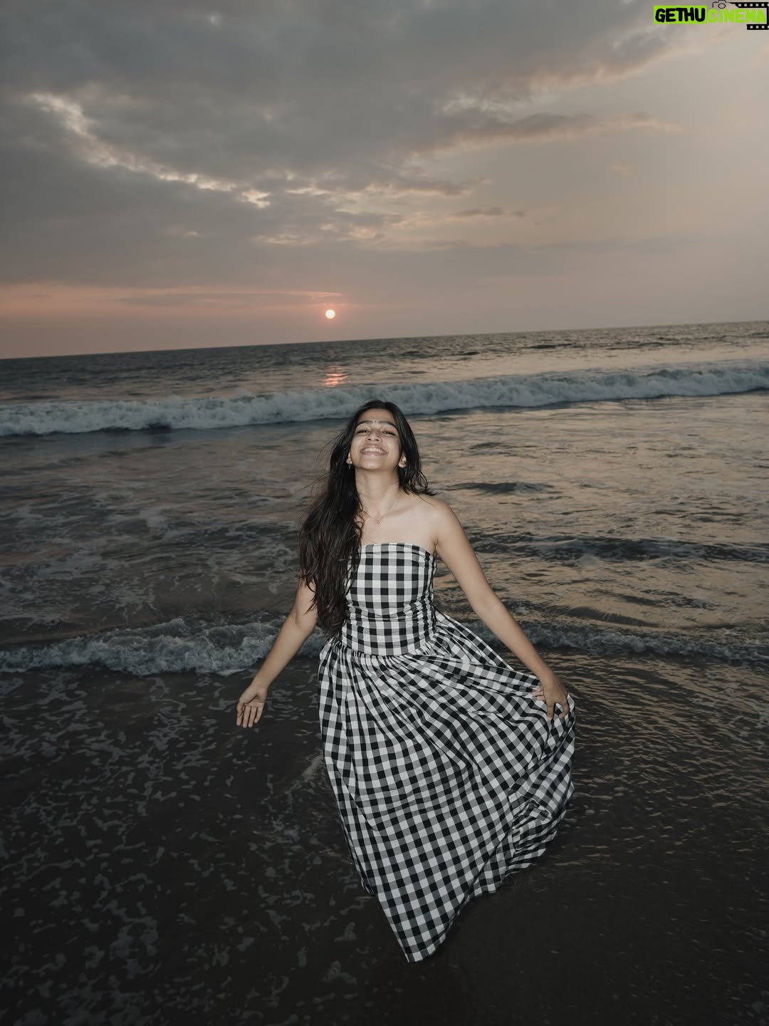 Ananthika Sanilkumar - 1.1 Million Likes - Sunset scenes I’ll replay forever 🤍

& And sealing it with my kiss 🙂‍↔️
.
.
📸 : @athul_whiteramp
