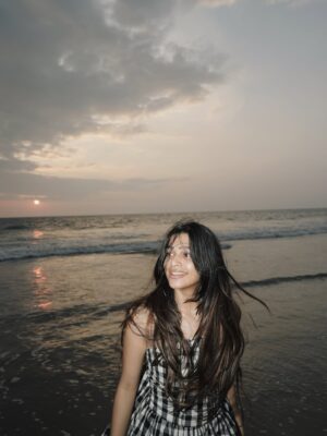 Ananthika Sanilkumar Instagram - Sunset scenes I’ll replay forever 🤍

& And sealing it with my kiss 🙂‍↔️
.
.
📸 : @athul_whiteramp