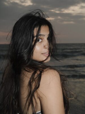 Ananthika Sanilkumar Instagram - Sunset scenes I’ll replay forever 🤍

& And sealing it with my kiss 🙂‍↔️
.
.
📸 : @athul_whiteramp