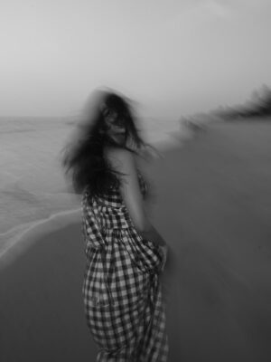 Ananthika Sanilkumar Instagram - Sunset scenes I’ll replay forever 🤍

& And sealing it with my kiss 🙂‍↔️
.
.
📸 : @athul_whiteramp