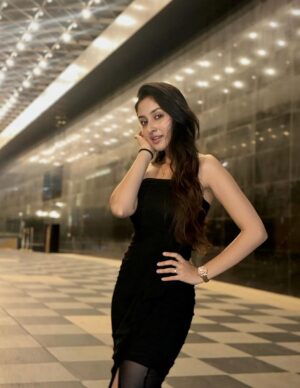 Anchal Sahu Instagram - Let the black do the talking. #timelesstones🫶🏻
📸: @ankurvermaofficial 🥹♥️