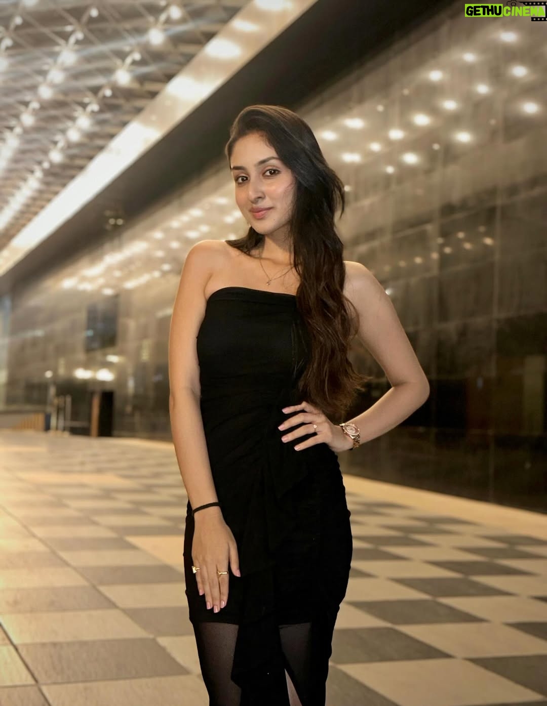 Anchal Sahu - 109.2K Likes - Let the black do the talking. #timelesstones🫶🏻
📸: @ankurvermaofficial 🥹♥️