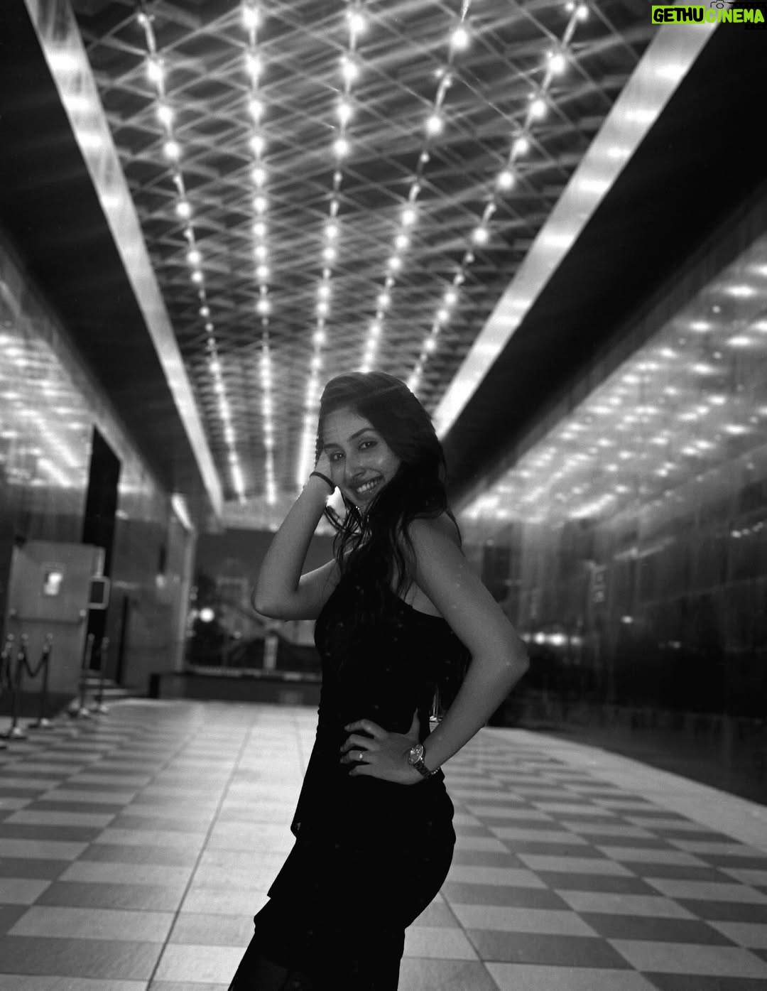 Anchal Sahu - 109.2K Likes - Let the black do the talking. #timelesstones🫶🏻
📸: @ankurvermaofficial 🥹♥️