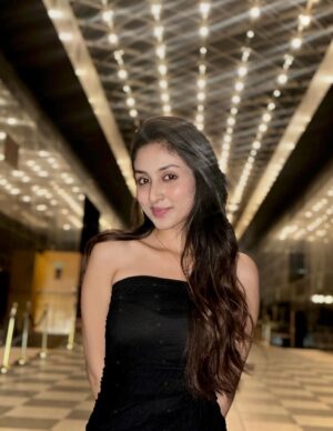Anchal Sahu Instagram - Let the black do the talking. #timelesstones🫶🏻
📸: @ankurvermaofficial 🥹♥️