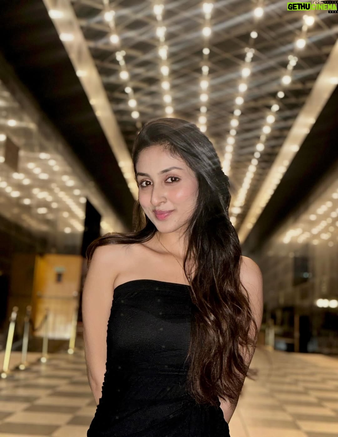 Anchal Sahu - 109.2K Likes - Let the black do the talking. #timelesstones🫶🏻
📸: @ankurvermaofficial 🥹♥️