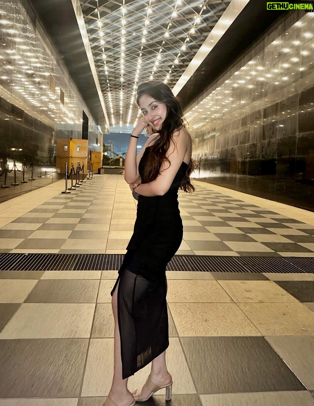 Anchal Sahu - 109.2K Likes - Let the black do the talking. #timelesstones🫶🏻
📸: @ankurvermaofficial 🥹♥️